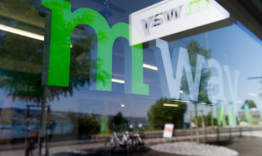 La vitrine d'une filiale m-way avec logo La vitrine d'une filiale m-way avec logo